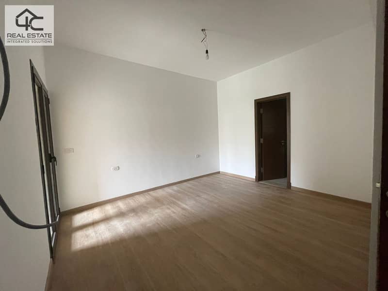 Apartment with 2 garden very prime location for sale in Fifth Square 5