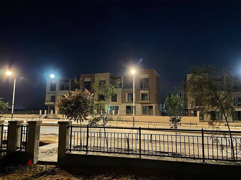 شقة 204م بحديقة ريسيل متشطبة بالكامل بموقع متميز للبيع فى District 5 مراكز 21