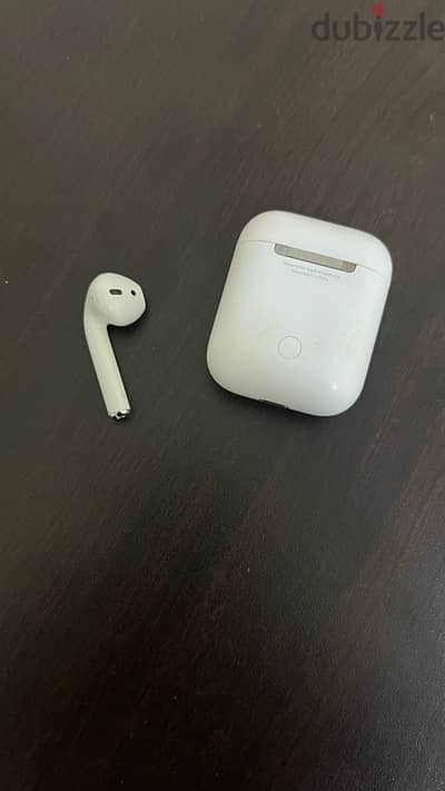 Original charging case and left AirPod 1 كيس شحن اصليه و سماعة شمال