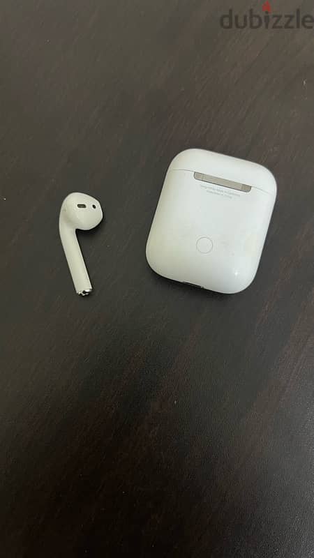 Original charging case and left AirPod 1 كيس شحن اصليه و سماعة شمال 0