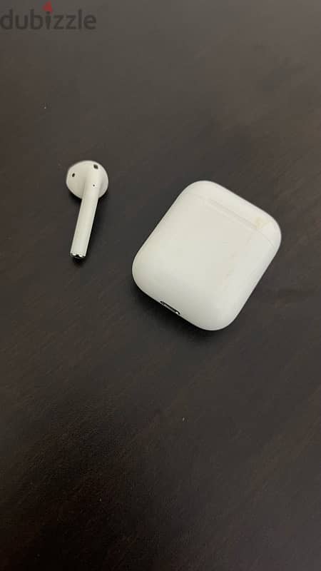 Original charging case and left AirPod 1 كيس شحن اصليه و سماعة شمال 1