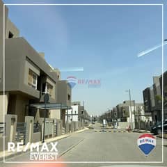 Resale Middle town house in Etapa Compound