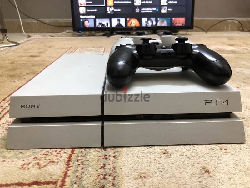 white PS4 500 GB with 2 joysticks 1