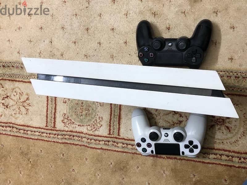 white PS4 500 GB with 2 joysticks 2