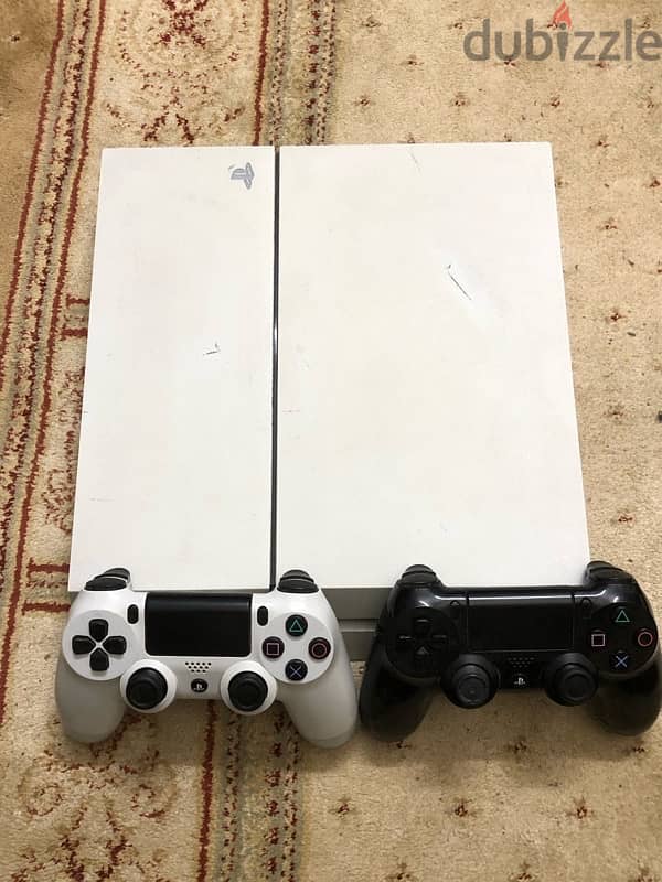 white PS4 500 GB with 2 joysticks 3