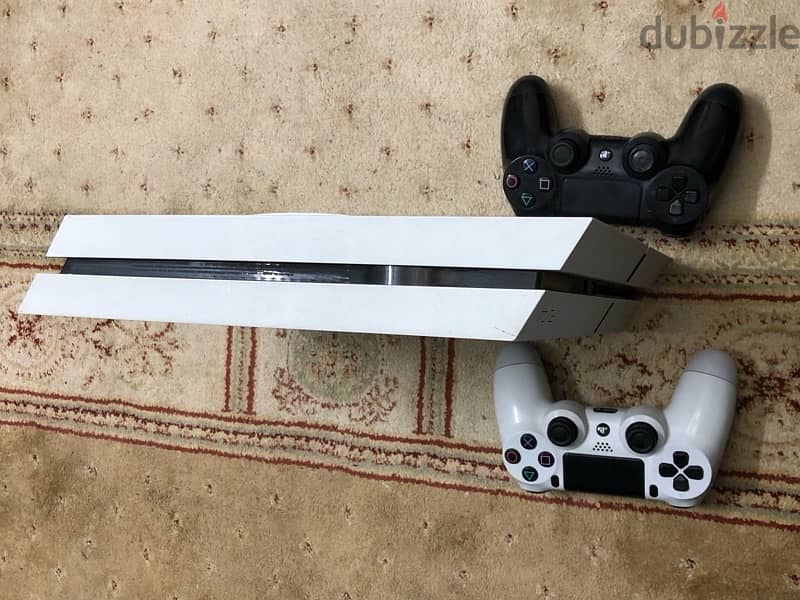 white PS4 500 GB with 2 joysticks 4