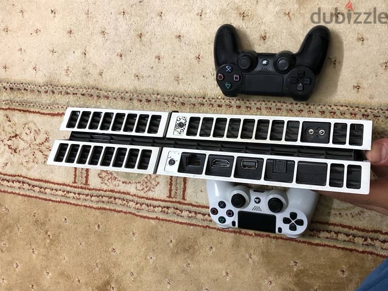 white PS4 500 GB with 2 joysticks 5