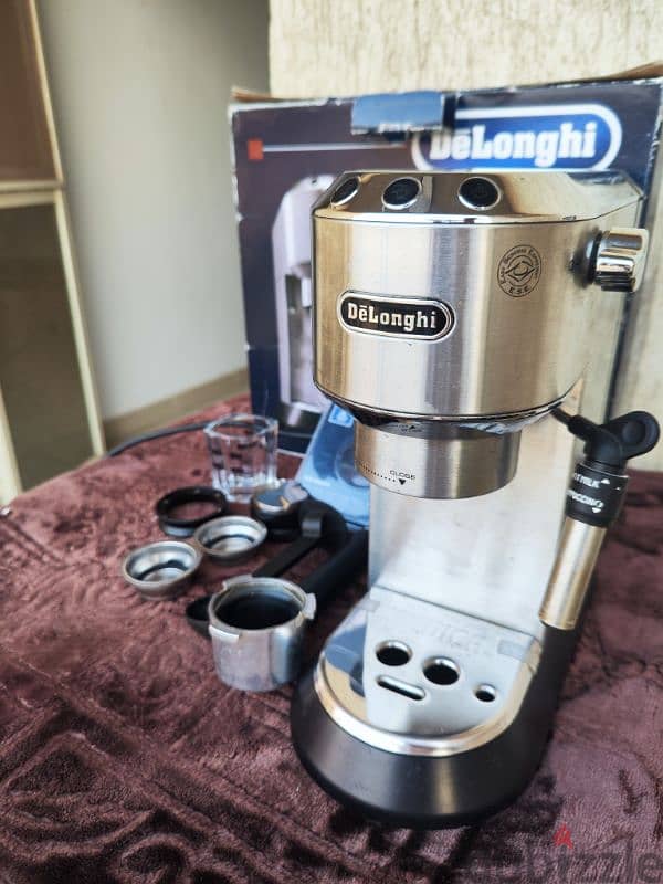 ماكينة اسبرسو ديلونجي ديديكا delonghi dedica EC 685 وملحقات اضافية 2