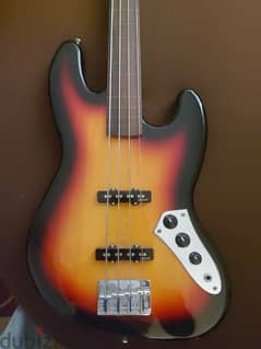 bass guitar. . . fretless harley benton jazz bass