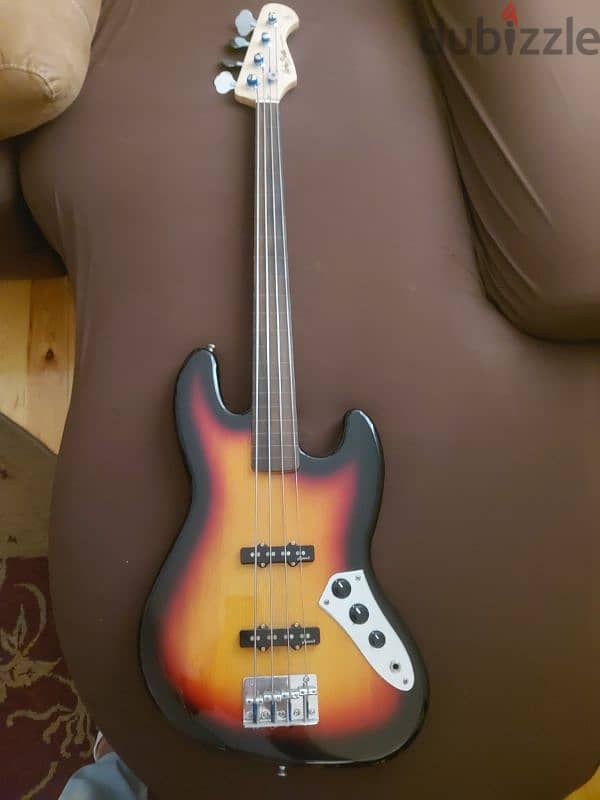 bass guitar. . . fretless harley benton jazz bass 4