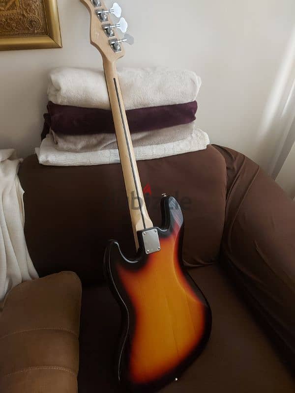 bass guitar. . . fretless harley benton jazz bass. .  by fender 5