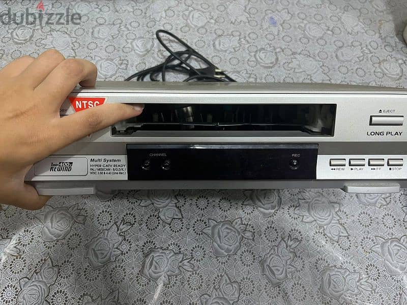 DVD Toshiba اصلي يعمل بكفاءة قديم مع الريموت والكتالوج وشريط 2