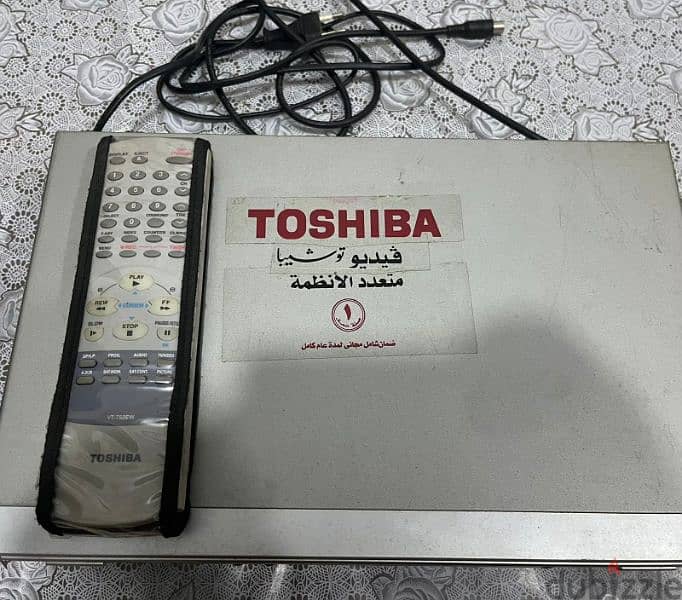 DVD Toshiba اصلي يعمل بكفاءة قديم مع الريموت والكتالوج وشريط 3