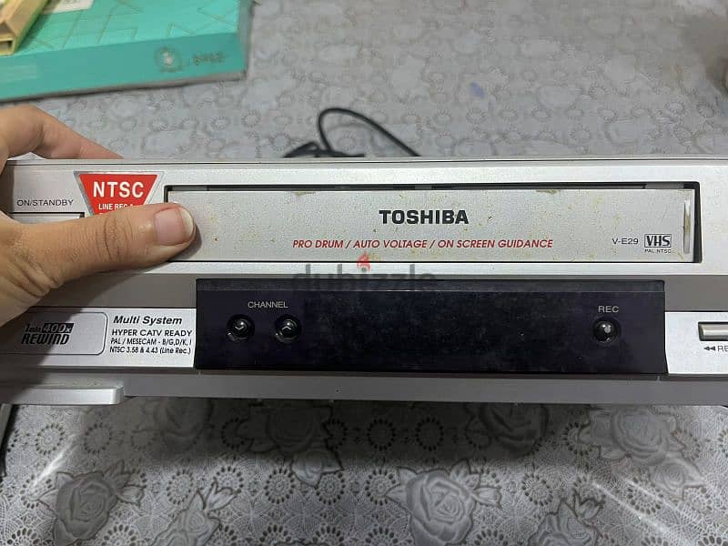 DVD Toshiba اصلي يعمل بكفاءة قديم مع الريموت والكتالوج وشريط 5