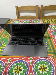 MacBook Pro mid 2018 Touch Bar 8 giga ram 256 ssd core i5