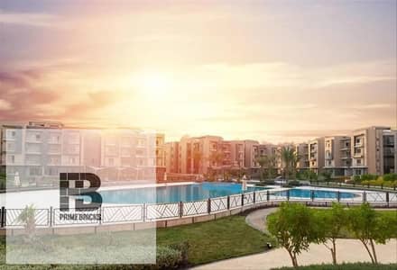 Ready to move in Galleria Residence Compound, located in the heart of the Golden Square, Fifth Settlement. This 125 sqm apartment  with a down payment