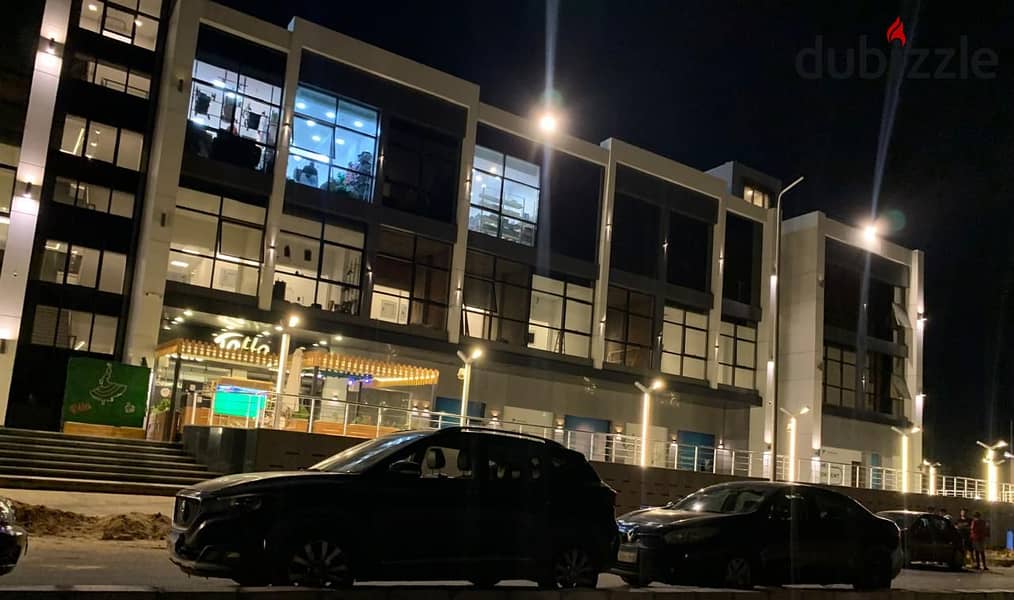 For sale, a commercial store with an area of ​​​​15 square meters, directly on the façade, in the best mall in Shorouk 16