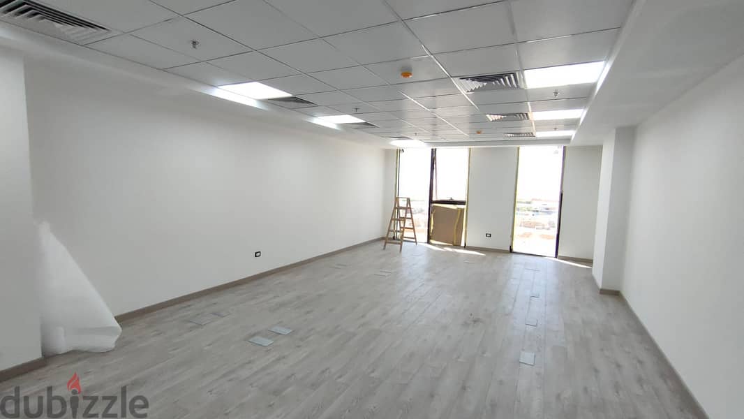 مكتب إداري مميز للإيجار في هايد بارك - Premium Office for Rent in Hyde 0