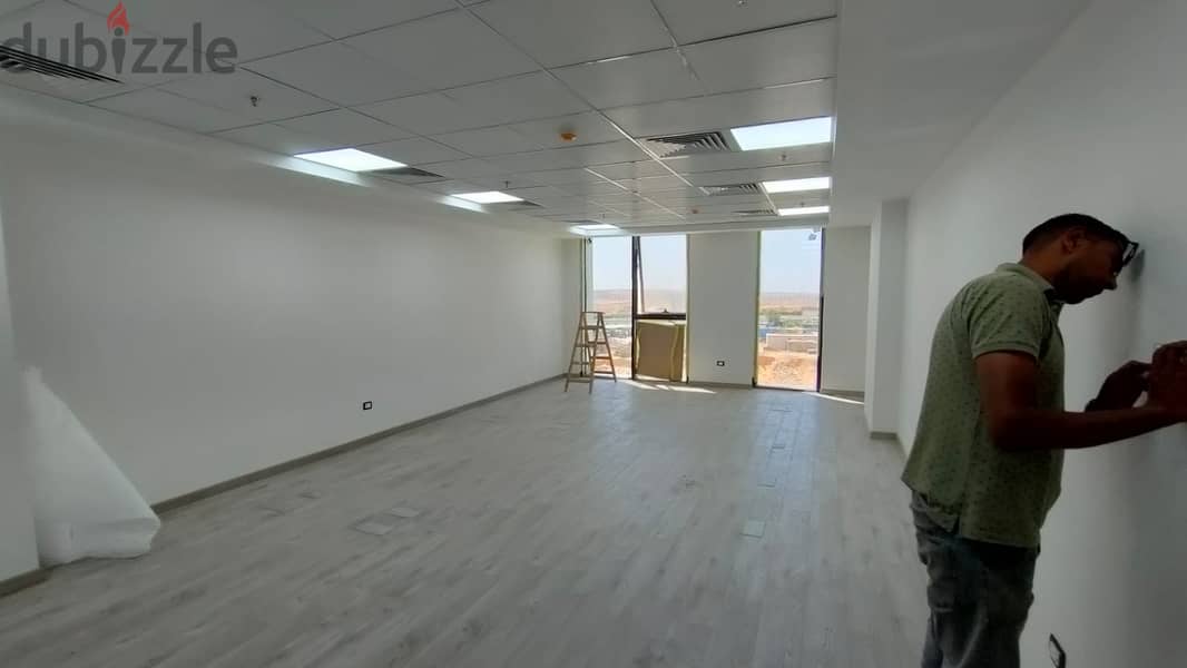 مكتب إداري مميز للإيجار في هايد بارك - Premium Office for Rent in Hyde 3