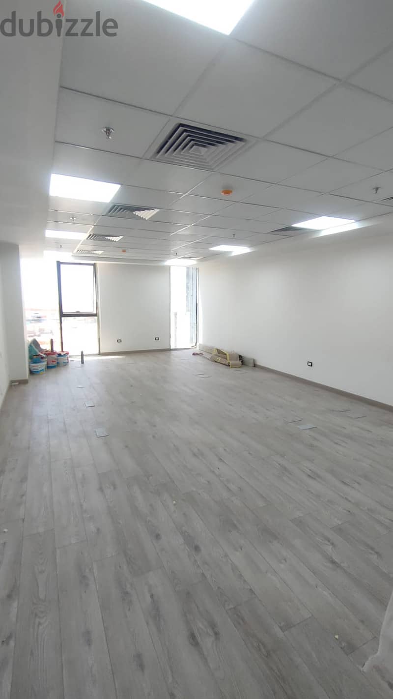 مكتب إداري مميز للإيجار في هايد بارك - Premium Office for Rent in Hyde 4