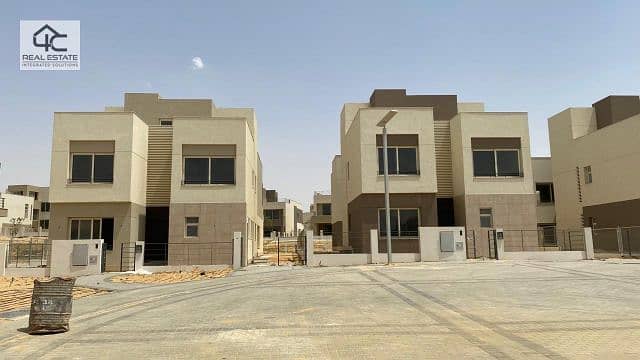 townhouse Fully finished, overlooking the largest landscape in a prime location in the heart of New Cairo 1