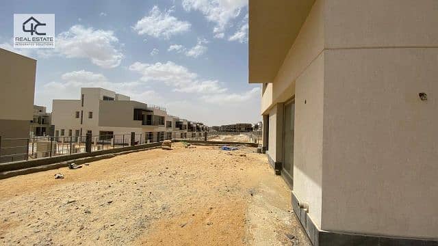 townhouse Fully finished, overlooking the largest landscape in a prime location in the heart of New Cairo 2