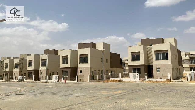 townhouse Fully finished, overlooking the largest landscape in a prime location in the heart of New Cairo 4