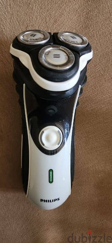 Philips HQ7300 electronic beard trimmer. 1