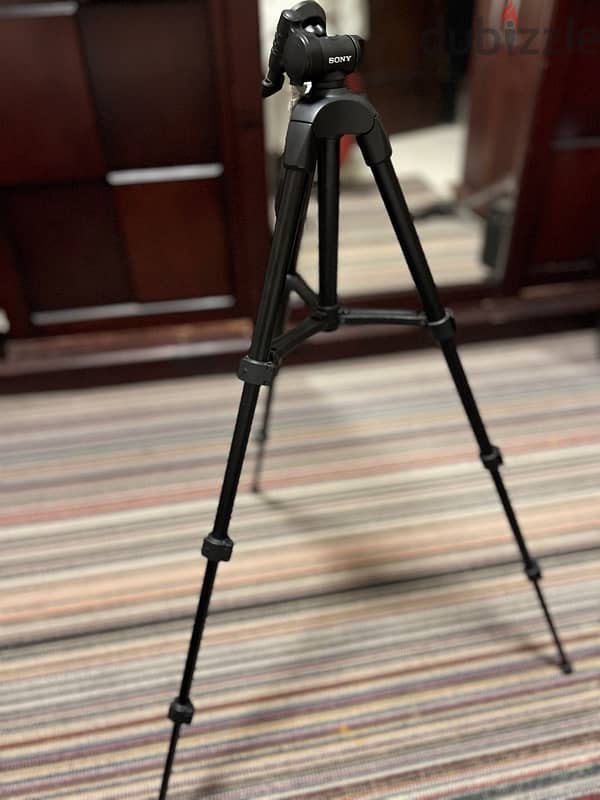 Sony VCT-R100 Tripod 0