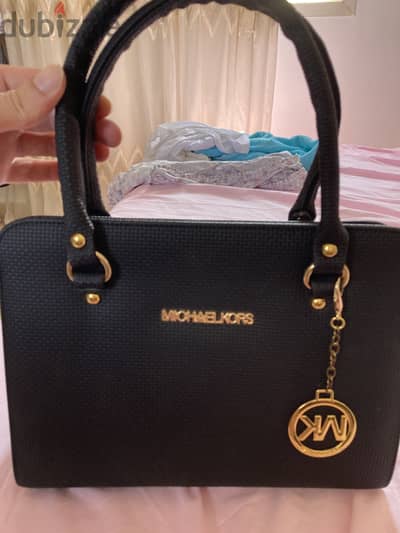 شنطة يد أو كتف حريمي Michael kors