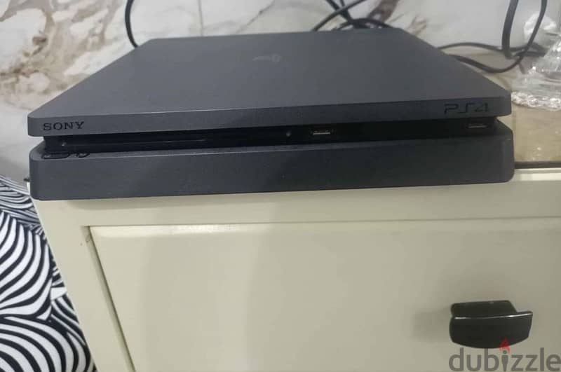 PS 4 Slim 1