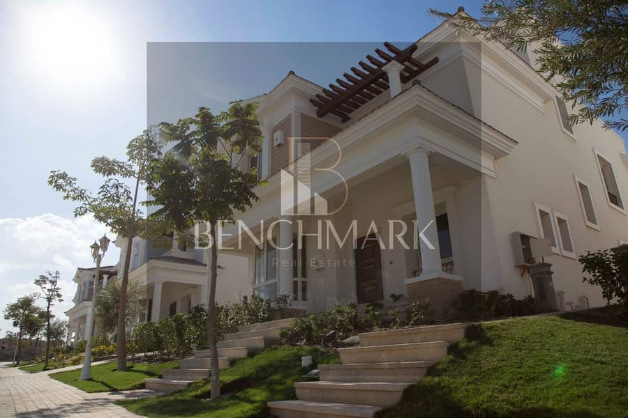 Villa for sale 4 Bdr in Mountain View October Park Compound, delivery now, corner, next to Mall of Arabia, near the entrance to Sheikh Zayed 11