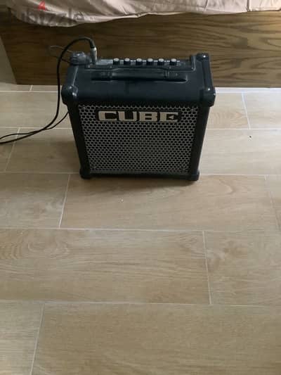 roland cube amplifier 10gx like new for electric guitar and home audio