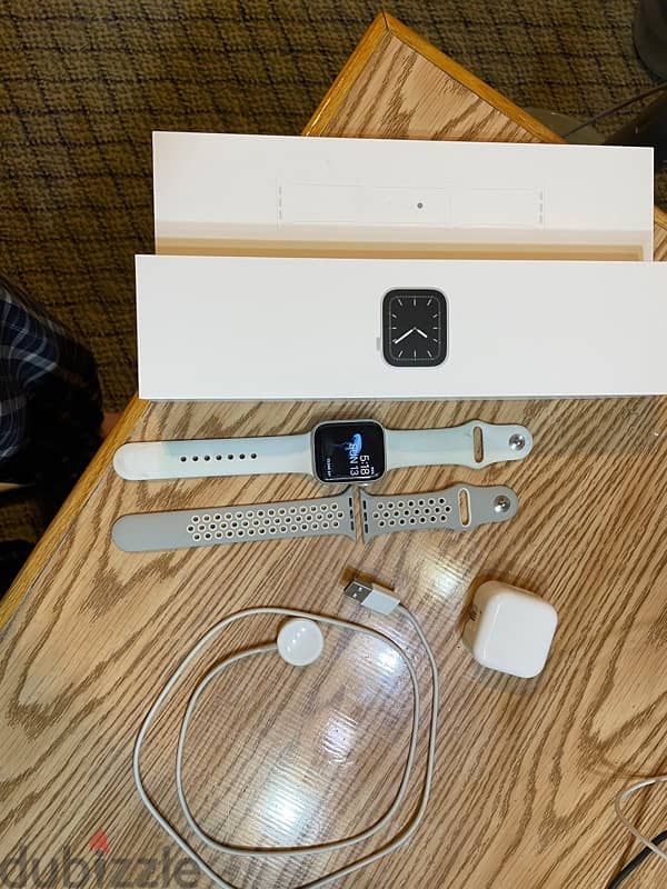 Apple Watch Series 5 44mm GPS Silver Aluminum 1