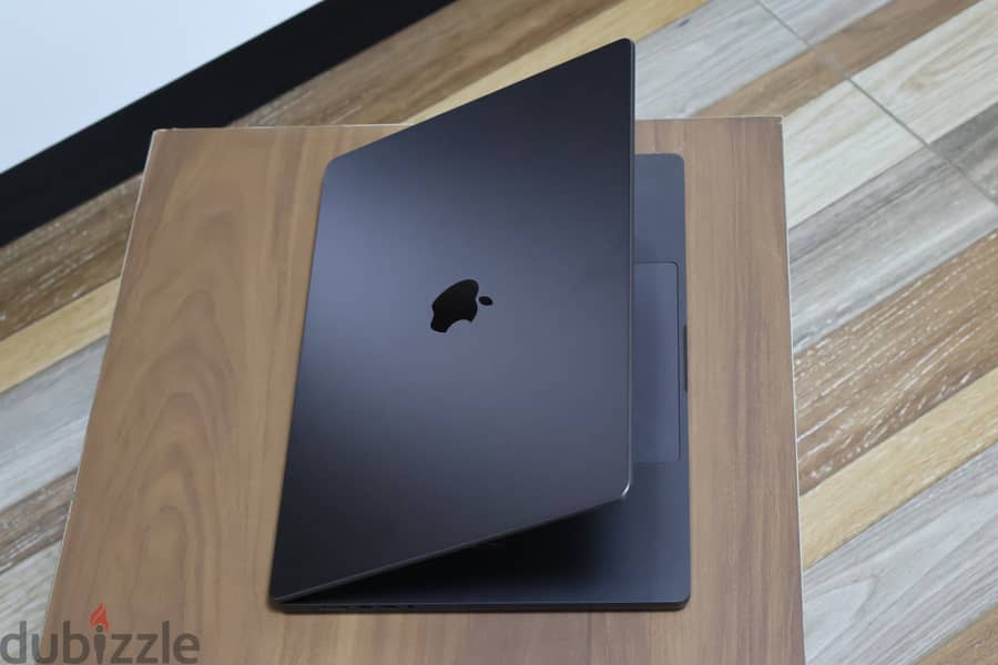 MacBook Pro 16-inch M3 Pro chip 18GB 512 ضمان 3 سنين 1