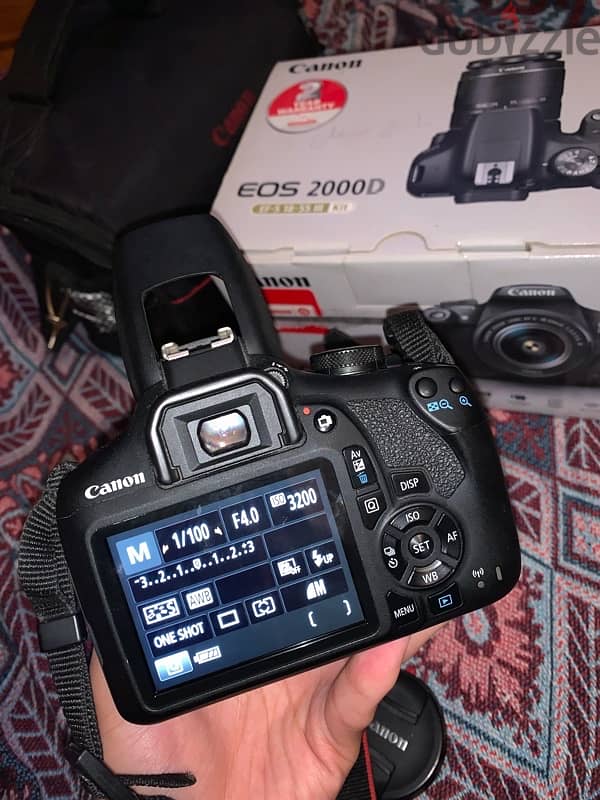 canon D2000 2