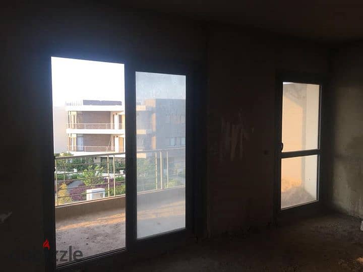 Apartment in a prime location in the first compound in front of Cairo Airport, with installments 7