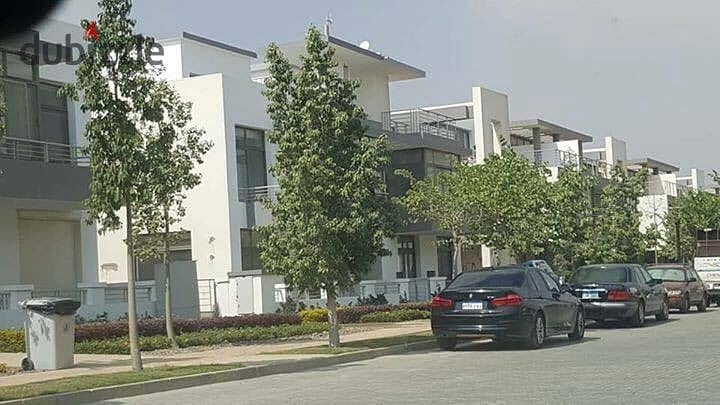 Apartment in a prime location in the first compound in front of Cairo Airport, with installments 11