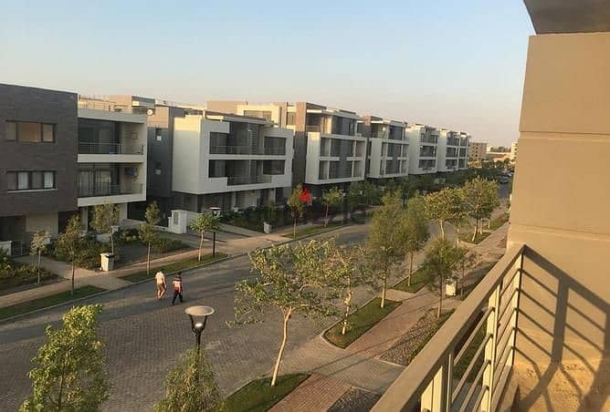 Apartment in a prime location in the first compound in front of Cairo Airport, with installments 5