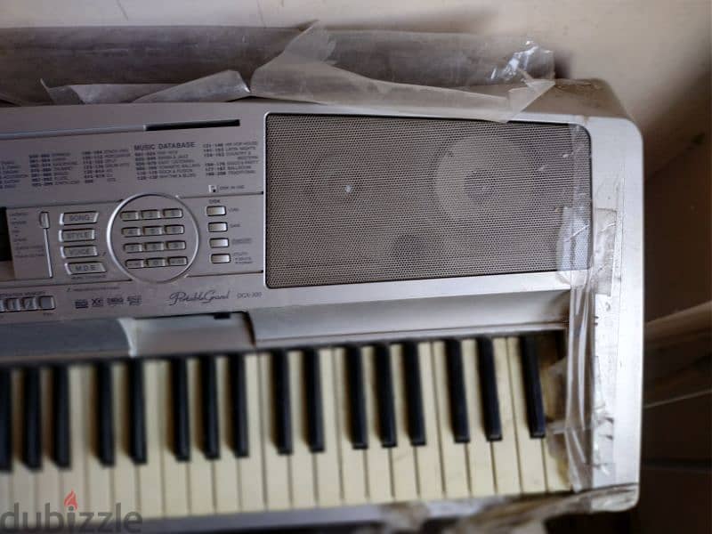 Yamaha . Portable grand DGX-300 1