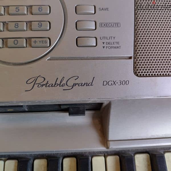 Yamaha . Portable grand DGX-300 3