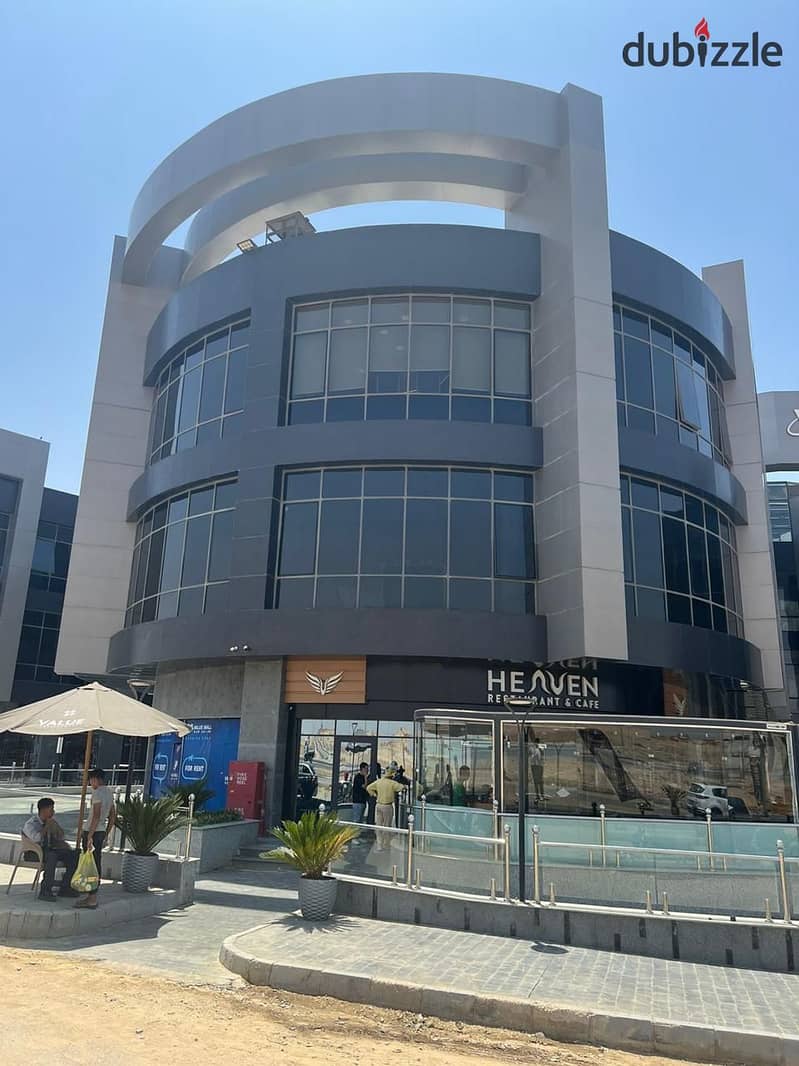 Shop for sale, 43 sqm, frontage, in the Fifth Settlement, in the largest commercial mall, in front of La Vista Compound, immediate receipt, installmen 1