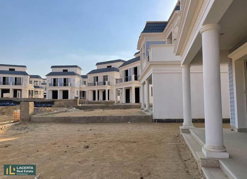 own with a 5% down payment, a 220-meter villa in the heart of 6th October in Kingsway Mountain View Compound 6