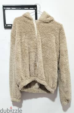 beige fluffy jacket. جاكيت فرو بيج 0