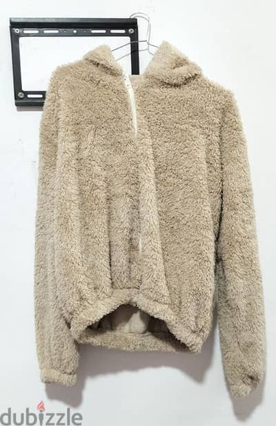 beige fluffy jacket. جاكيت فرو بيج