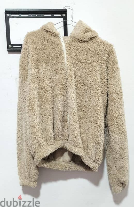 beige fluffy jacket. جاكيت فرو بيج 0