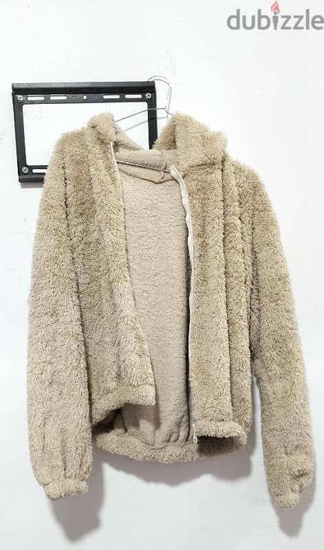 beige fluffy jacket. جاكيت فرو بيج 1