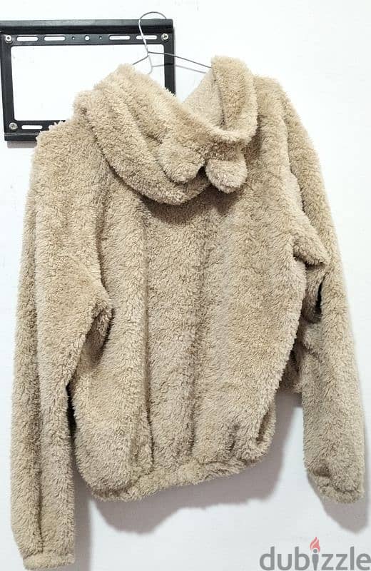 beige fluffy jacket. جاكيت فرو بيج 2