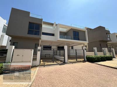 Special Location Twinhouse Villa in Fifth square Al Marassem