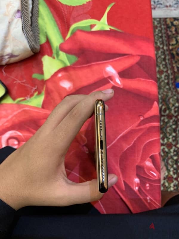 iPhone 11 pro max gold ايفون 11 برو ماكس ذهبي اللون جولد 8